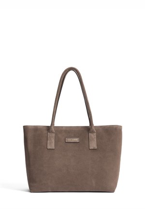 Sac cabas en daim marron avec deux anses plates et une forme rectangulaire. Il présente une plaque logo à l'avant et une texture lisse et douce.