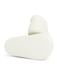 Calzature in pelle bianca con punta rotonda e tomaia morbida. Presentano un tallone imbottito e una suola piatta con un minimo battistrada.