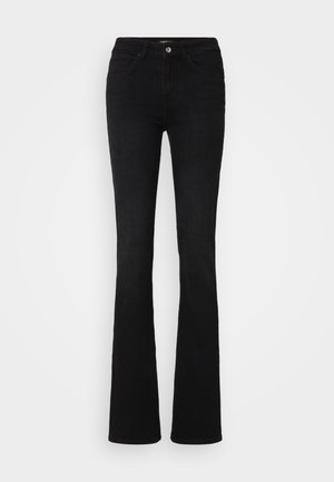 Calças de ganga pretas, com corte flare, apresentando um design clássico de cinco bolsos, costura subtil e fecho frontal com botão.