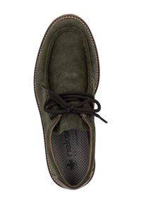 Zapato de ante verde con acentos marrones, puntera redonda y diseño de cordones. Cuenta con una plantilla texturizada y costuras en contraste alrededor de la suela.