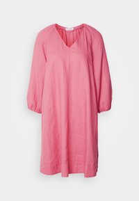 Robe rose fluide, longueur genoux, avec manches ballon 3/4 et col en V, confectionnée en tissu léger texturé.