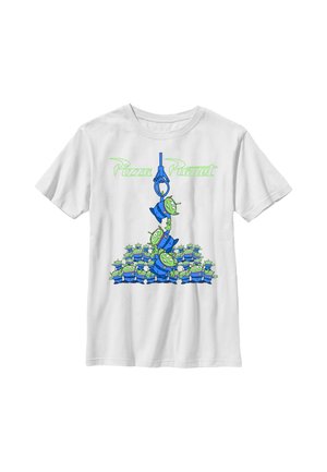 Hvid T-shirt med grøn tekst "Pizza Planet" over en klo-maskine, der tager tre grønne rumvæsener op fra en skare af lignende rumvæsener.