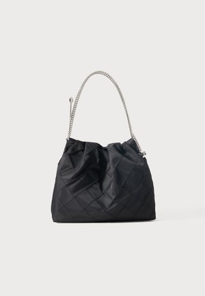 Μαύρη καπιτονέ τσάντα με ασημένιο αλυσίδωτο λουρί, μαλακό, χαλαρό σώμα και ραφές με μοτίβο διαμαντιού σε απλό φόντο.
