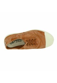 Sneakers in tela ecologica marrone con punta bianca in gomma, design con lacci e superficie testurizzata. All'interno presenta una soletta con logo.