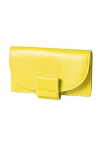 Cartera de cuero amarilla con cierre de solapa, de forma rectangular, textura lisa y nombre de la marca en relieve en el frente.