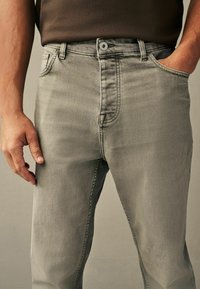 Next REGULAR FIT OVERDYED - Jean droit - mushroom