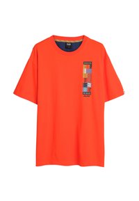 Oranje T-shirt met korte mouwen, gemaakt van katoen. Bevat een kleurrijke, grafische patch op de voorkant met de tekst "ANDES MINDO" en logo.