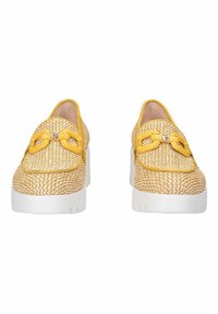 Scarpe slip-on tessute in beige con accenti gialli, dotate di un dettaglio a catena e una suola platform bianca. Interno liscio con design a punta arrotondata.