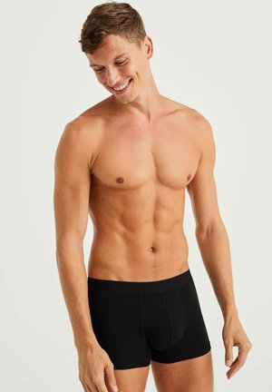 Must musta boksere, millel on sile tekstuur, kitsas vöökoht ja kontuuriga tasku toe jaoks. Mudelil on sale füüsis.