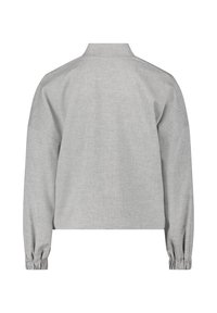 Grijze cropped jas van een gestructureerde stof, met een kleine kraag en elastische manchetten voor een ontspannen pasvorm. Geen zichtbare hardware of accenten.