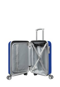 Blauwe harde koffer met een zilveren interieur, voorzien van kruisbanden, een ritsvak en vier multi-directionele wielen. Handvat is uitgeschoven.