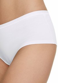 Weiße Baumwoll-Hipster-Unterwäsche mit glatter Textur, ausgestattet mit einem breiten elastischen Bund und nahtlosem Design für maximalen Komfort.