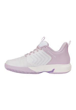 Chaussure de sport violet clair et blanche avec semelle texturée, laçage à l’avant, languettes au talon et à la languette, et texte "Ultrashot Light" sur le côté.