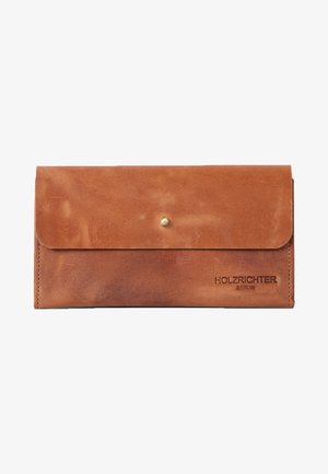 Braune Ledergeldbörse mit glatter Textur, Klappe mit Druckknopf aus Messing gesichert und geprägtem "HOLZRICHTER BERLIN" Logo.