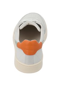 Sneaker bianco con tomaia in pelle liscia, accenti grigi e dettaglio in gomma arancione sul tallone; presenta perforazioni sulla punta per la ventilazione.