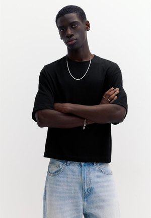 PULL&BEAR, CROPPED SHORT SLEEVE - T-SHIRT - T-shirts basic - black