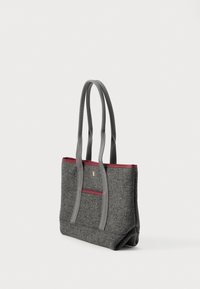 Γκρίζα τσάντα tote με μακριές λαβές, μπορντό περιθώριο και μια μικρή μπροστινή τσέπη, που στέκεται όρθια σε λευκό φόντο.