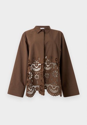 Καφέ μακρυμάνικο πουκάμισο με γιακά και μπροστινά κουμπιά, με περίτεχνο σχεδιασμό λουλουδάτης δαντέλας κατά μήκος της κάτω μισής πλευράς και του τελειώματος.