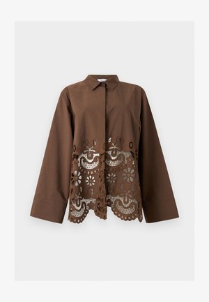 Καφέ μακρυμάνικο πουκάμισο με γιακά και μπροστινά κουμπιά, με περίτεχνο σχεδιασμό λουλουδάτης δαντέλας κατά μήκος της κάτω μισής πλευράς και του τελειώματος.