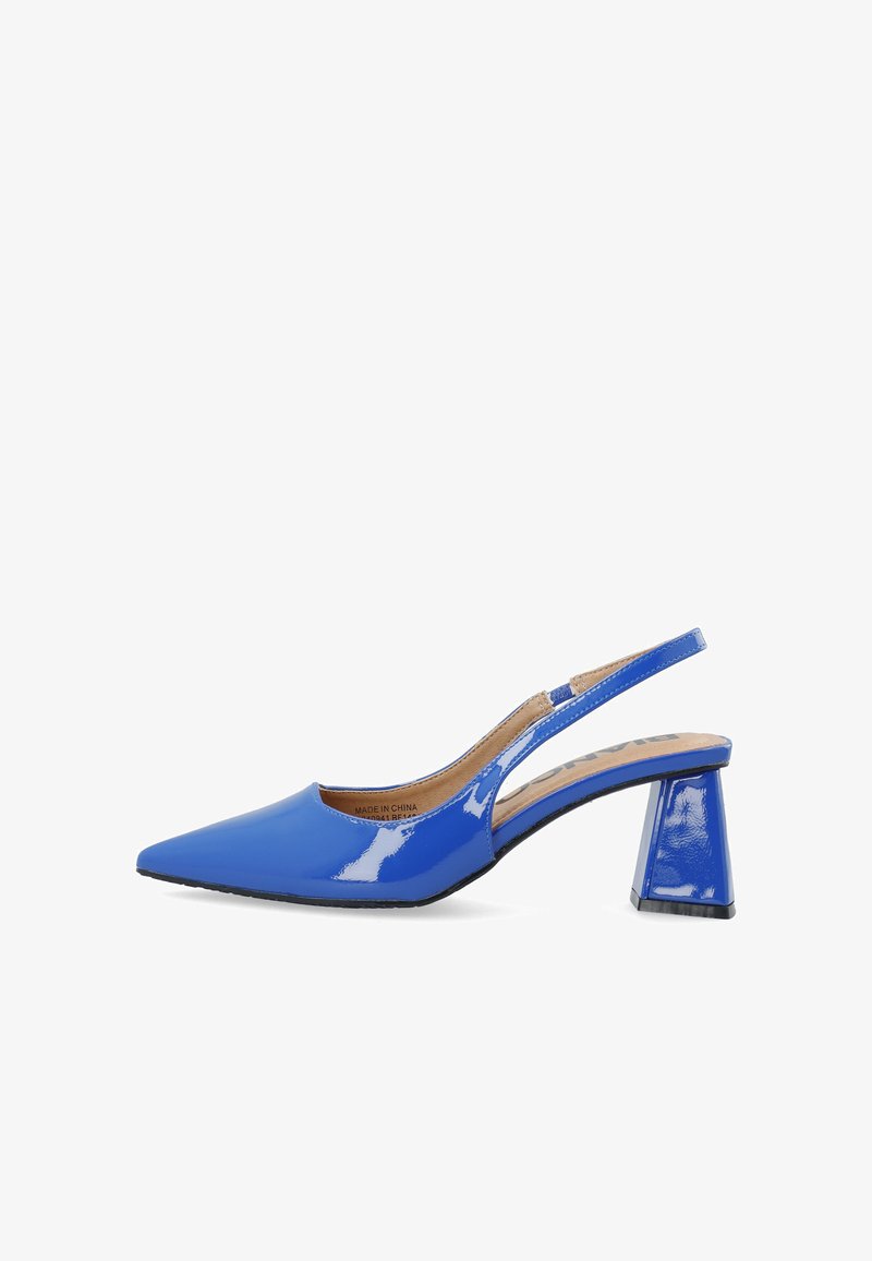 Blaue Lackleder Slingback-Pumps mit spitzem Zehenbereich, transparentem Akzent an der Ferse und einem klobigen, geometrischen Absatzdesign.