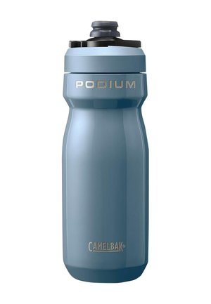 Blaue CamelBak Podium Sportwasserflasche mit schwarzem Push-Pull-Verschluss und silbernem Logo auf weißem Hintergrund.
