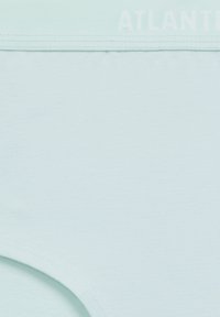 Jasnoniebieska bawełniana bielizna wykonana z gładkiego materiału, z elastycznym pasem w logo "ATLANTIS" oraz prostym, bezszwowym wzornictwem.