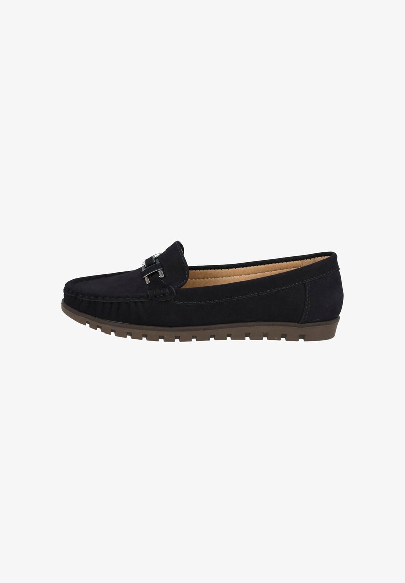 Zapato negro de ante sin cordones con punta redonda, un detalle de hebilla plateada y una suela de goma texturizada con surcos para mayor tracción.