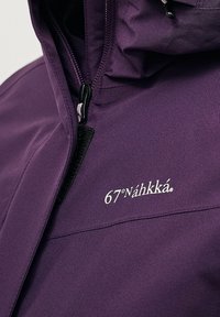 Fioletowa wodoodporna kurtka z wysokim kołnierzem, przednim zamkiem i czarnymi akcentami. Zawiera logo na okolicy klatki piersiowej. Gładka tekstura, trwały materiał.