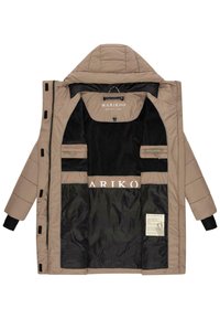 Chaqueta beige acolchada con capucha desmontable. El interior presenta un forro negro, múltiples bolsillos y una etiqueta con el nombre de la marca "MARIKOO."