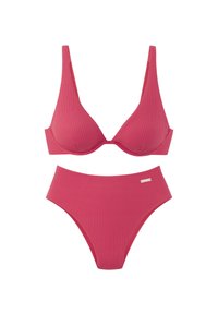 Geripptes pinkes Bikini-Set mit einem Dreieckstop und hochgeschnittenem Höschen. Die Textur ist glatt mit subtilen horizontalen Linien und minimalem Zubehör.
