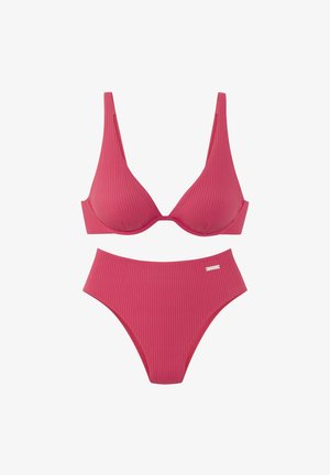Geribbelde roze bikini set met een triangel top en een high-waisted onderkant. De textuur is glad met subtiele horizontale lijnen en minimale hardware.