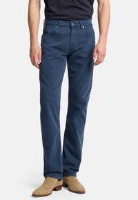 Pantaloni in denim blu con vestibilità dritta, dotati di chiusura a bottoni, passanti per cintura e tasche frontali. Il materiale sembra morbido con una texture liscia.
