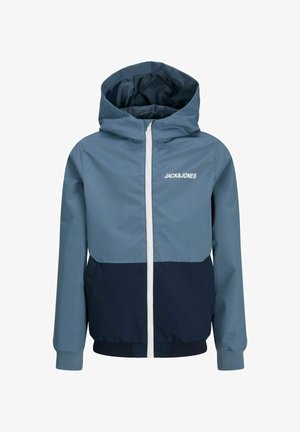 Barnejakke med hette i blå og marine fargeblokker, frontglidelås og "JACK&JONES"-logo på brystet.