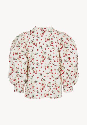 Witte blouse met opgeblazerde lange mouwen, voorzien van een all-over patroon van rode aardbeien en groene bladeren, gezien vanaf de achterkant.