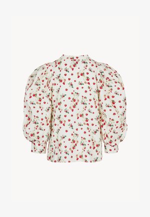 Witte blouse met opgeblazerde lange mouwen, voorzien van een all-over patroon van rode aardbeien en groene bladeren, gezien vanaf de achterkant.