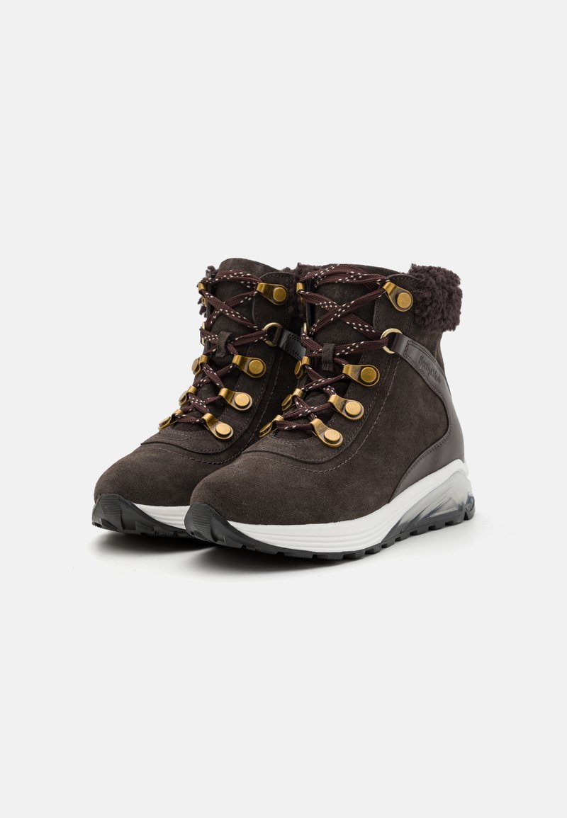 Botas de tobillo de ante gris oscuro con un cuello texturizado, herrajes de bronce y suela de goma blanca en contraste. Presenta un sistema de cordones duradero.