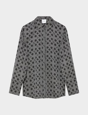 Svart langermet skjorte med geometrisk hvitt firkant- og halvsirkelmønster, krage og skjult frontknapp.
