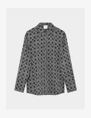 Svart langermet skjorte med geometrisk hvitt firkant- og halvsirkelmønster, krage og skjult frontknapp.