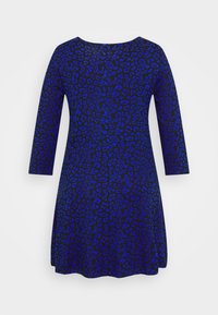 Vestido azul com padrão de leopardo, com mangas de três quartos, decote redondo e bainha evasê. Feito de um tecido macio e elástico.