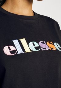 Czarny t-shirt z kolorowym haftowanym napisem "ellesse." Klasyczny krój z okrągłym dekoltem i gładką bawełnianą fakturą.