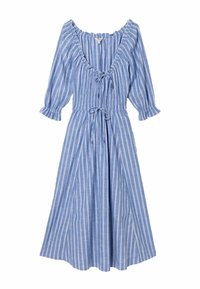 Robe bleu clair à rayures verticales blanches, manches trois-quarts, taille froncée, encolure dégagée et détails noués à l'avant.