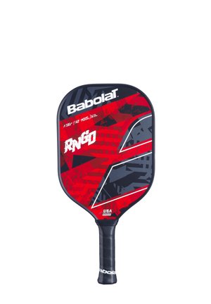 Babolat RNGD padel med et rødt, sort og gråt geometrisk design. Har et struktureret greb og en afrundet hoved for forbedret spiloplevelse.