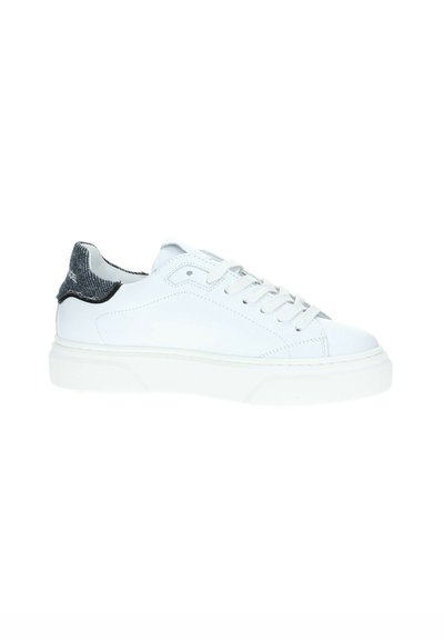 Sneaker bianco in pelle con tallone in tessuto grigio testurizzato, punta rotonda, sei asole e suola piatta. Design pulito con segni minimi visibili.