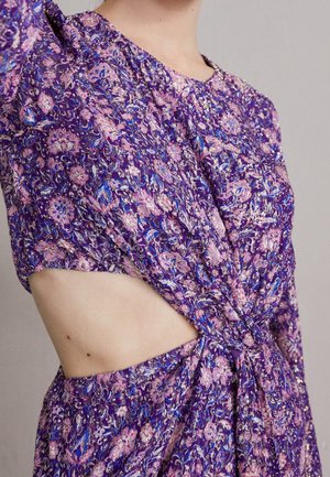 Fioletowa sukienka w kwiaty z wycięciami, z krótkimi rękawami, przewiązana w talii węzłem, wykonana z teksturowanej tkaniny z nutami różu i niebieskiego.