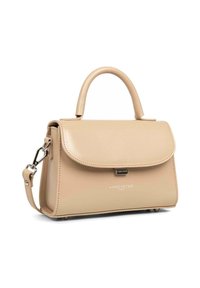 Sac à main en cuir beige avec une forme structurée, une anse supérieure, une bandoulière amovible et une fermeture à rabat magnétique avec un détail de logo.