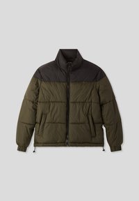 Giubbotto imbottito in verde oliva scuro con spalle nere, chiusura con zip, colletto alto e polsini elasticizzati. Presenta un'imbottitura trapuntata e tasche laterali.