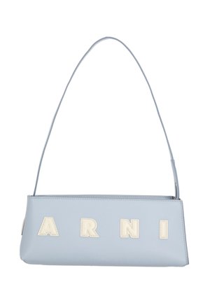Borsa a tracolla rettangolare azzurro chiaro con una tracolla lunga e grandi lettere bianche che formano la parola "ARNI" sul davanti.