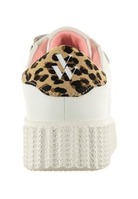 Baskets blanches avec un talon en imprimé léopard, un revêtement intérieur rose et une semelle blanche texturée avec une légère plateforme.