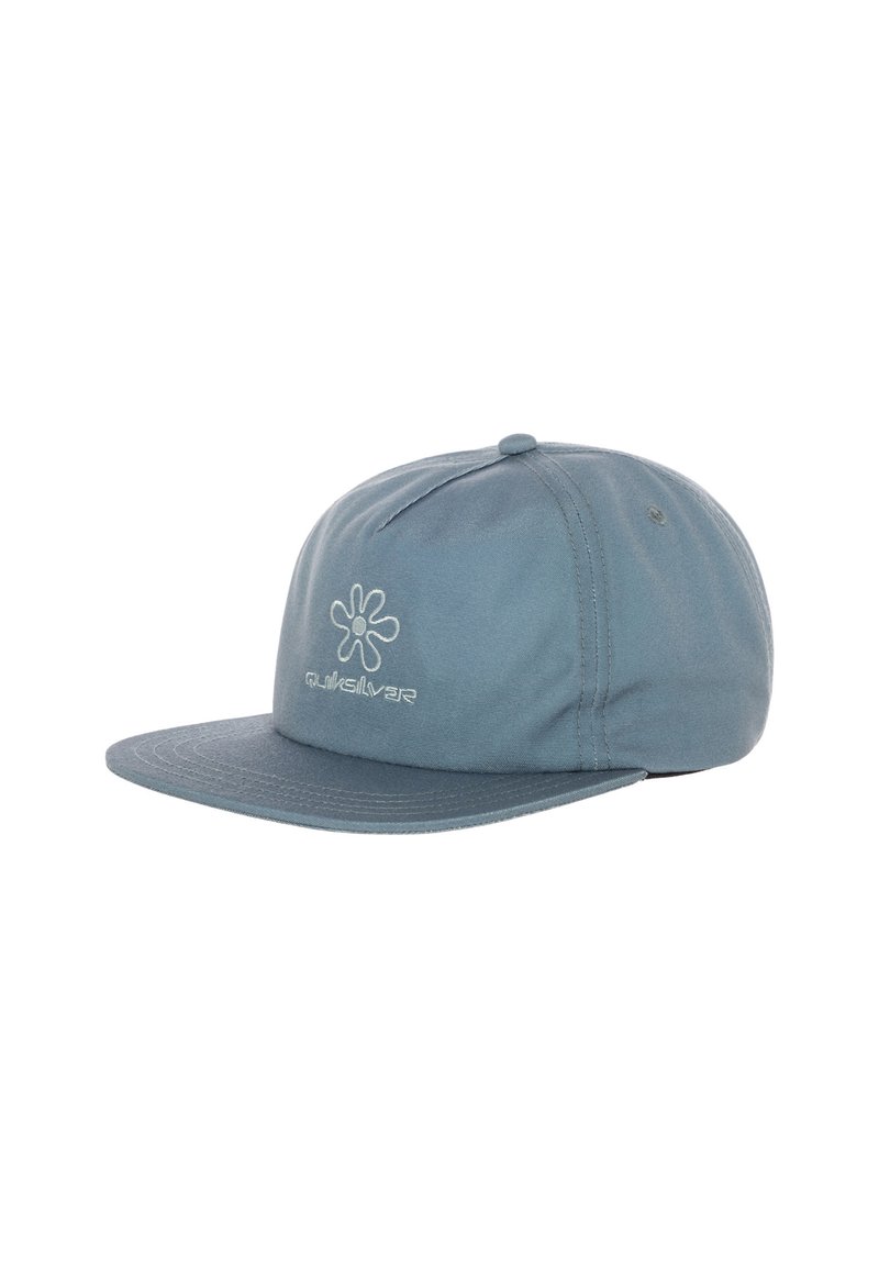 Hellblaues Stoffcap mit flachem Schild, das ein gesticktes Blumenlogo und den Text "Quiksilver" auf der Vorderseite trägt.