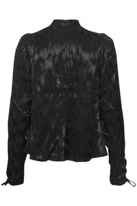 Blusa nera a maniche lunghe in un tessuto strutturato e lucido. Presenta un colletto alto, una cerniera sul retro e dettagli arricciati sulle maniche.